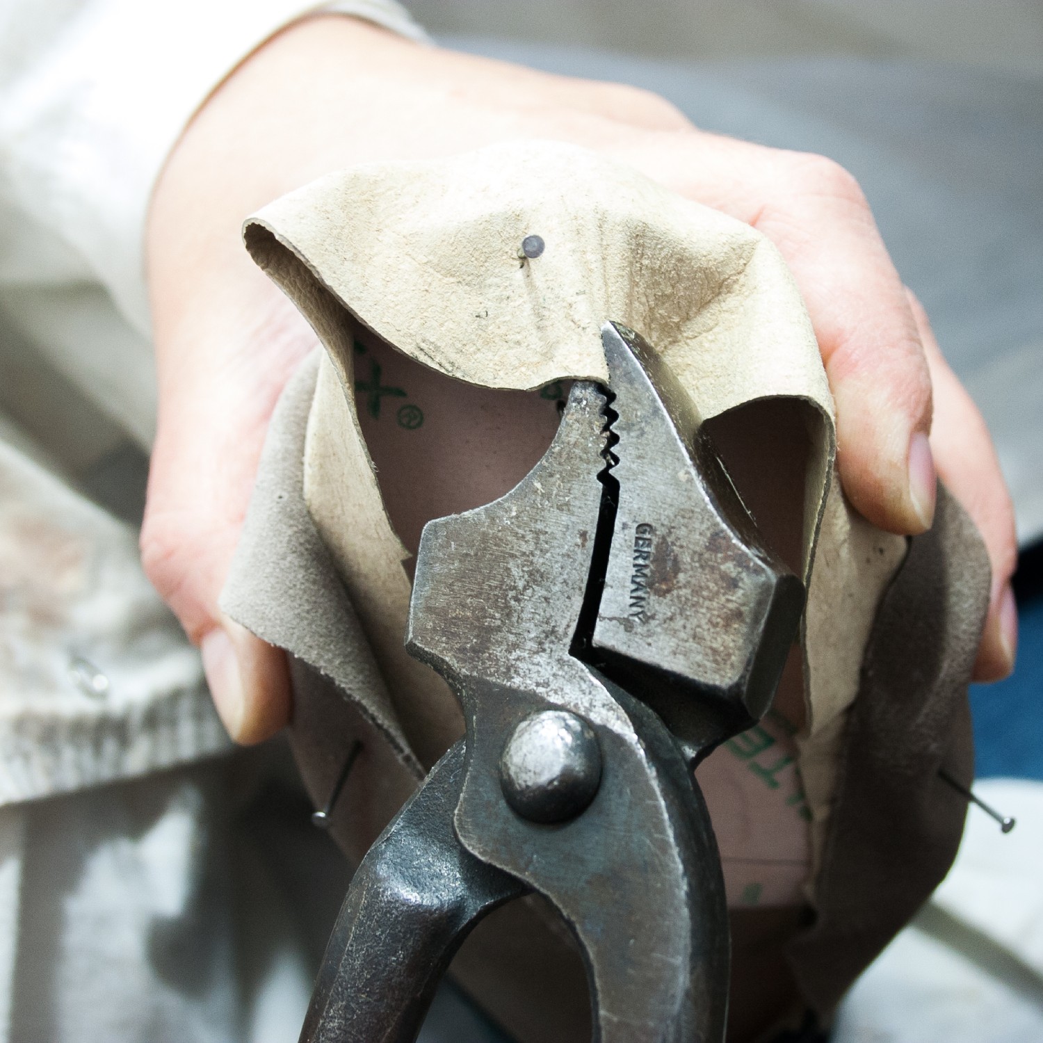 Lasting shoes  with pincers